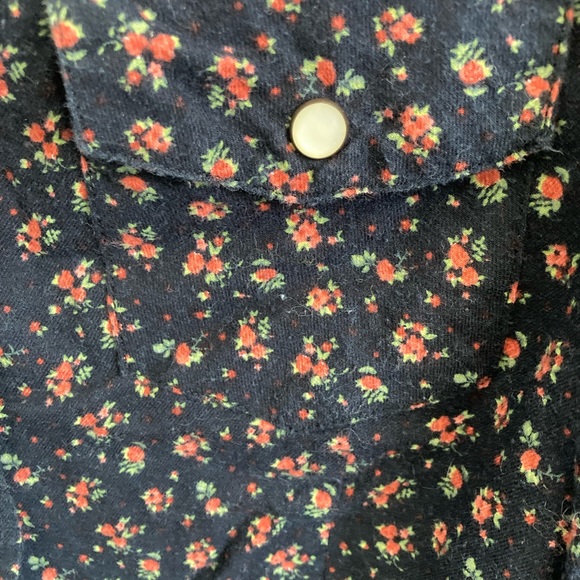 Cute button down - Picture 2 of 4